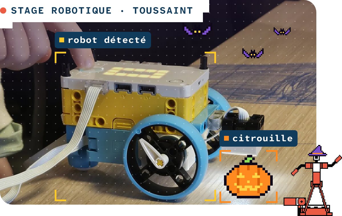 Stage robotique : un robot à roues construit à l'atelier, sur une table. Autour, des décors d'Halloween en pixels : une citrouille, des chauves-souris et le robot de l'École du Numérique en chapeau de sorcière.